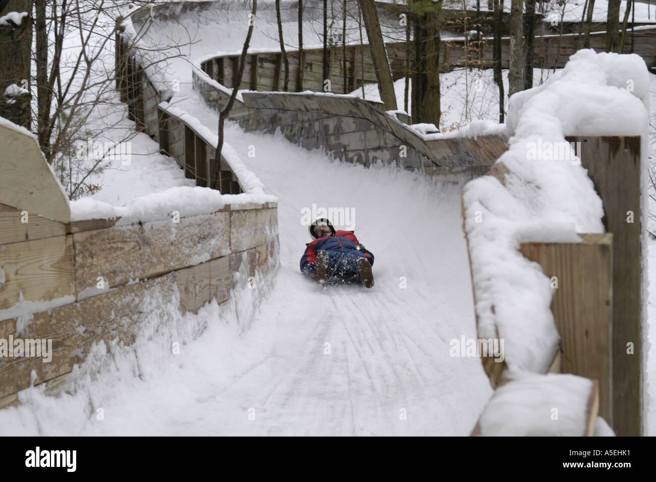 P12 058 Luge, beschleunigt Mann in weißen Helm um Kurven, Muskegon Winter Sports Complex, Muskegon, Stockfoto