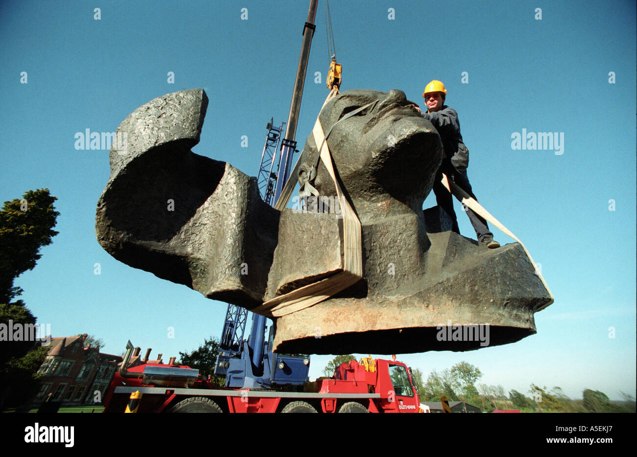 Gestürzte kommunistische Symbol zum Verkauf.  Lenin baumelt von einem Kran. Stockfoto