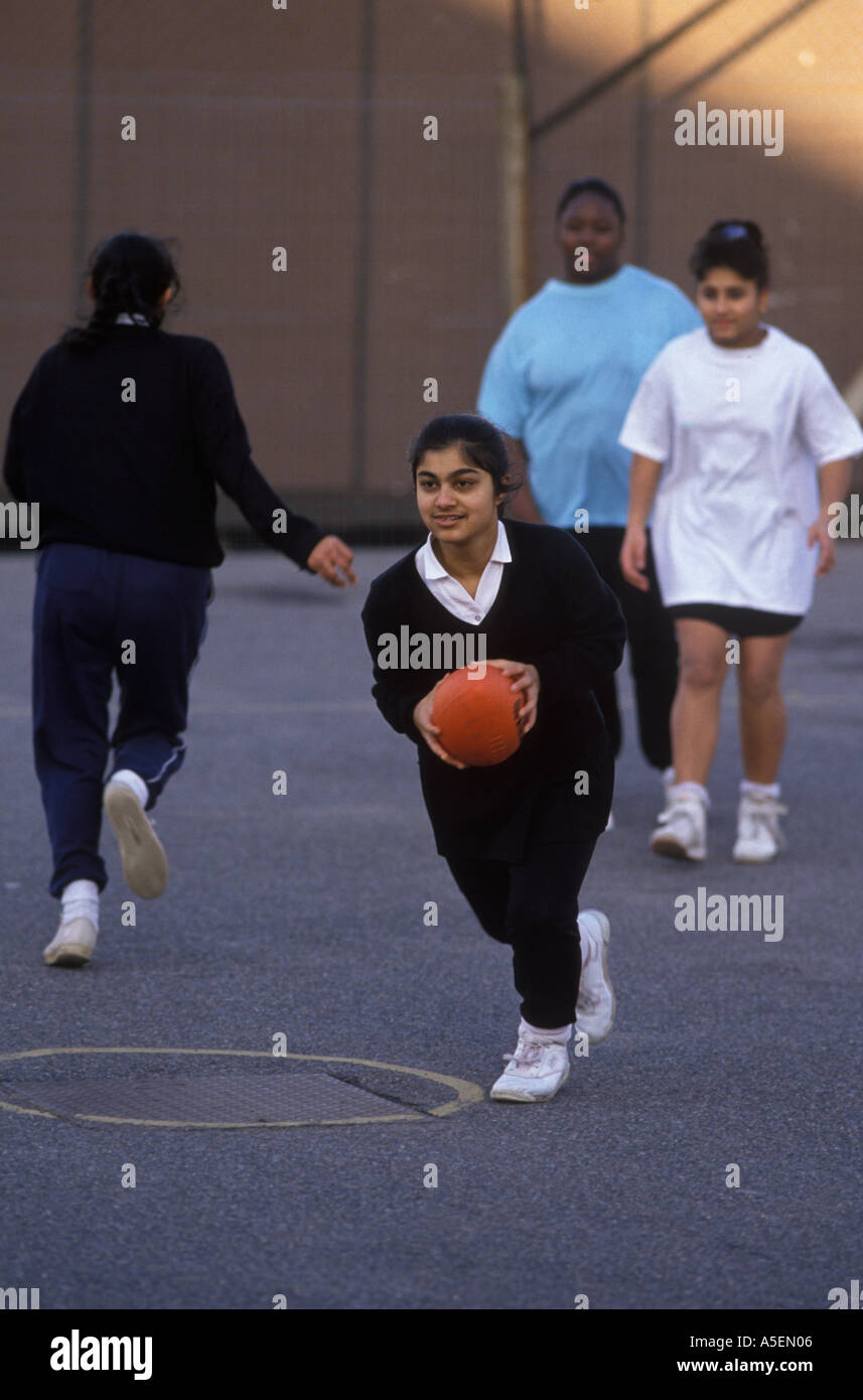 Asiatische 4. Form Mädchen lernen Rugby Fußball Fähigkeiten. Sekundarschule 1990er Großbritannien. Greenford High School, Middlesex London 1990 Großbritannien HOMER SYKES Stockfoto