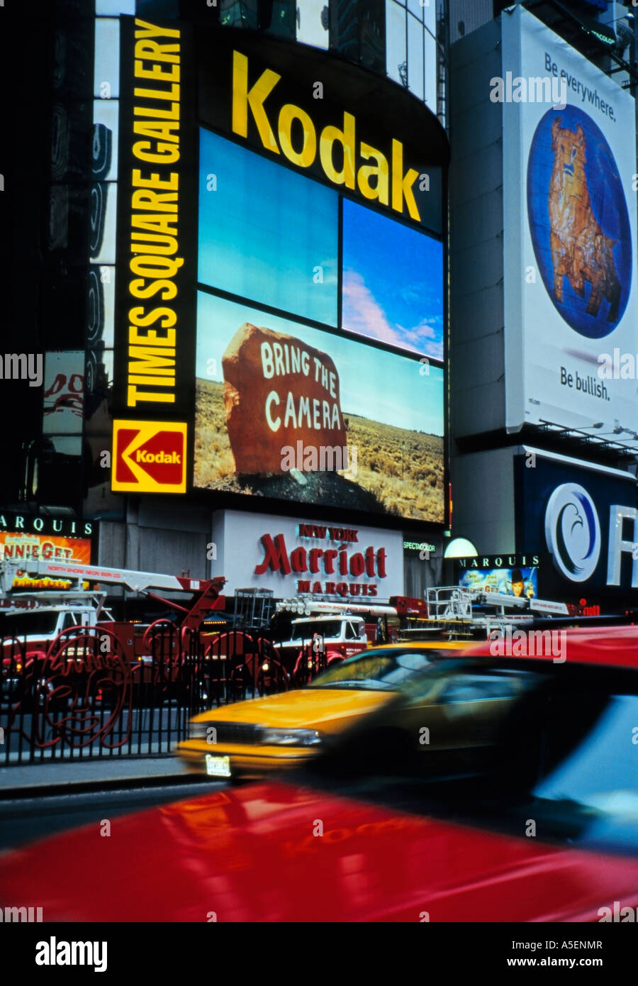 Times Square Gallery beschäftigt Straßenszene Manhattan New York NYS USA Stockfoto