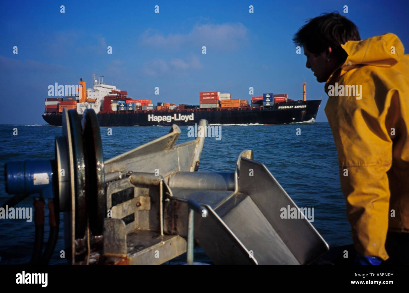 Schleppen in Langleinen Fischerei Containerschiff im Hintergrund Nordsee Stockfoto