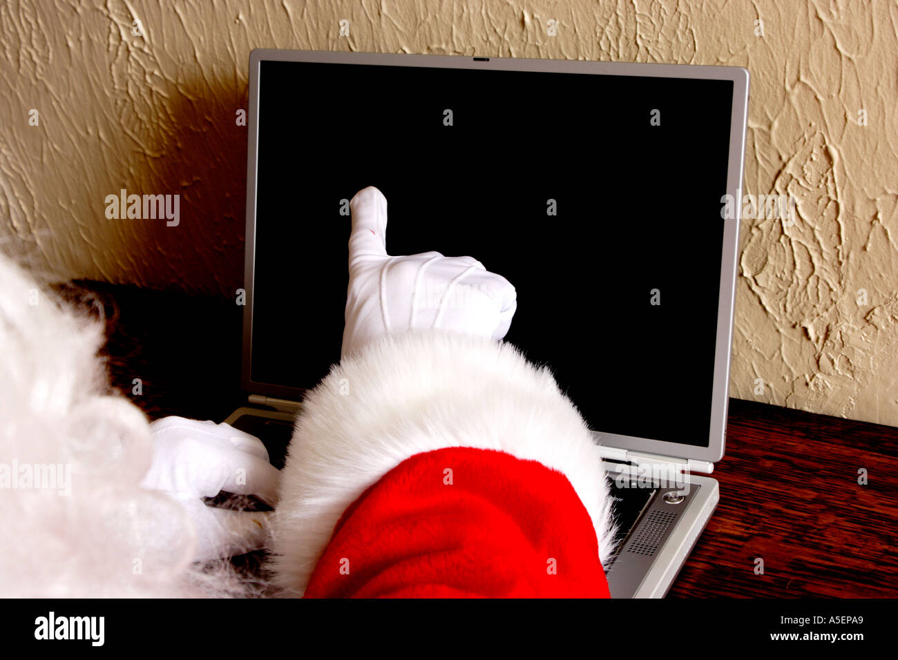 Weihnachtsmann mit laptop Stockfoto