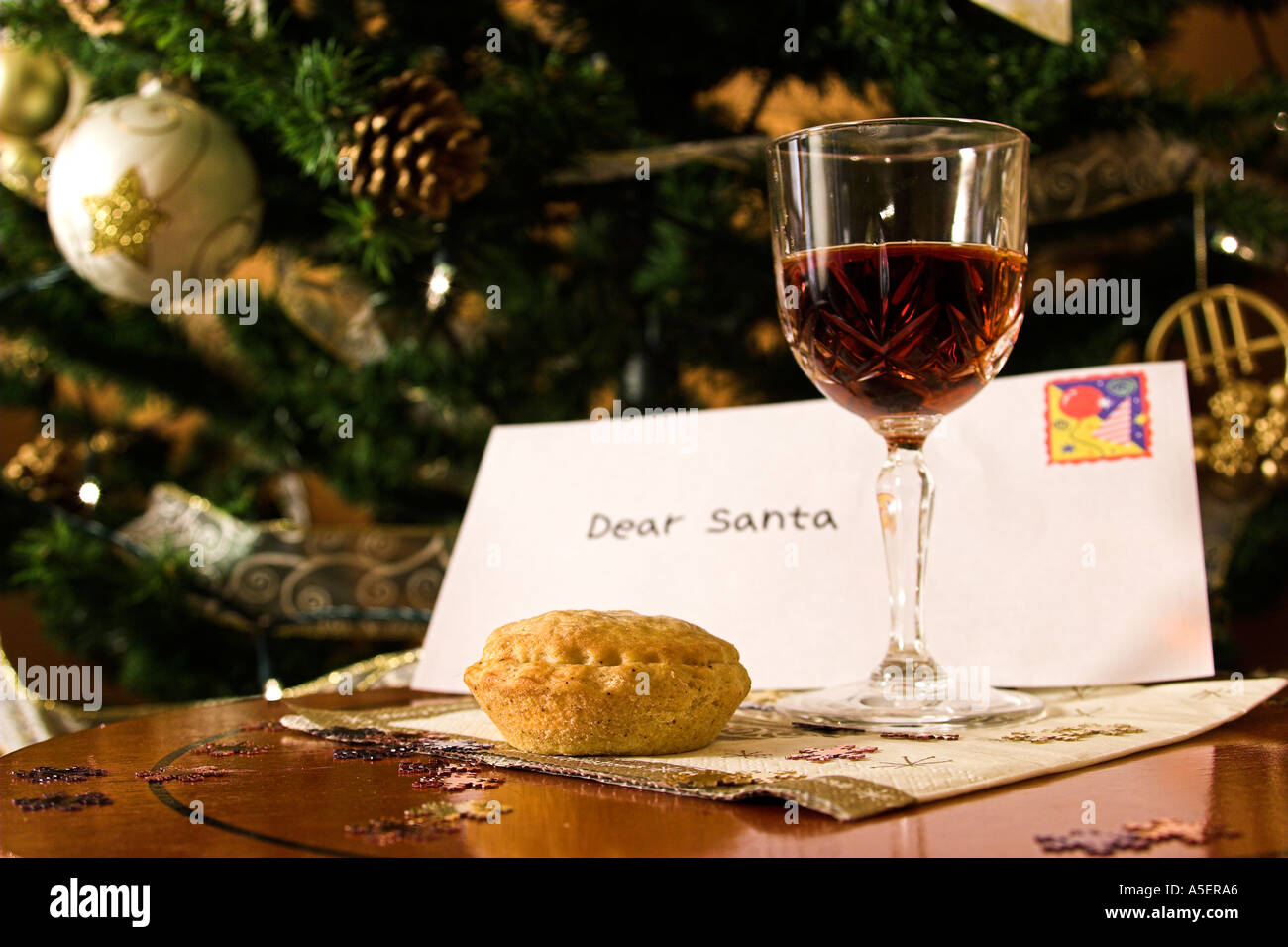 Brief an den Weihnachtsmann unter Weihnachtsbaum mit Glas Sherry und Mince pie Stockfoto