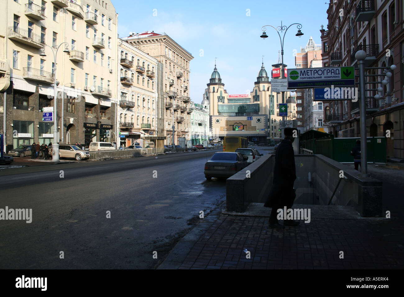 Morgenlicht in einer ruhigen, zentralen Kiewer Straße mit einer einsamen Figur. Stockfoto