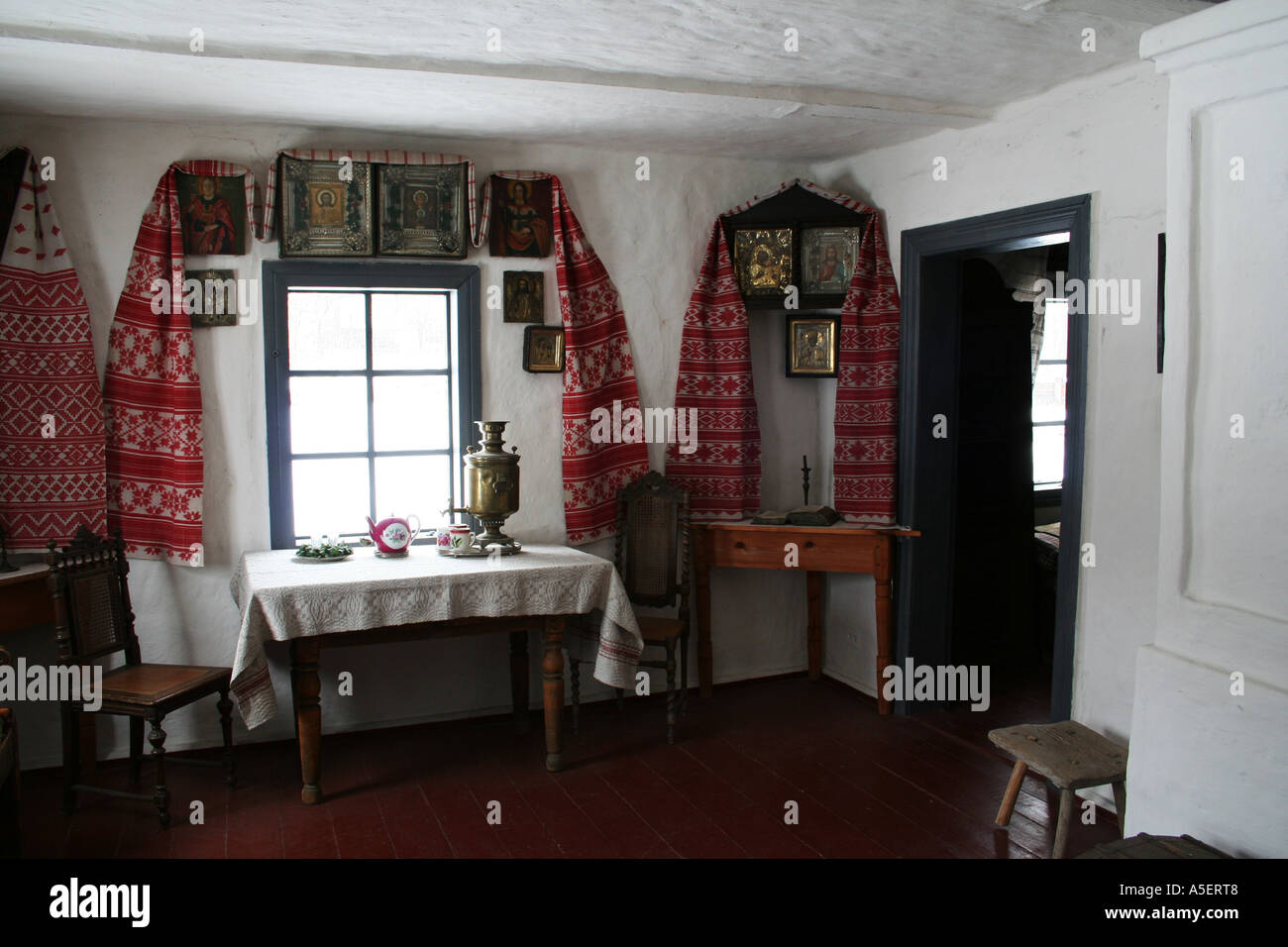 Traditionelles ukrainisches Interieur mit gestickten Textilien und Samovar. Stockfoto