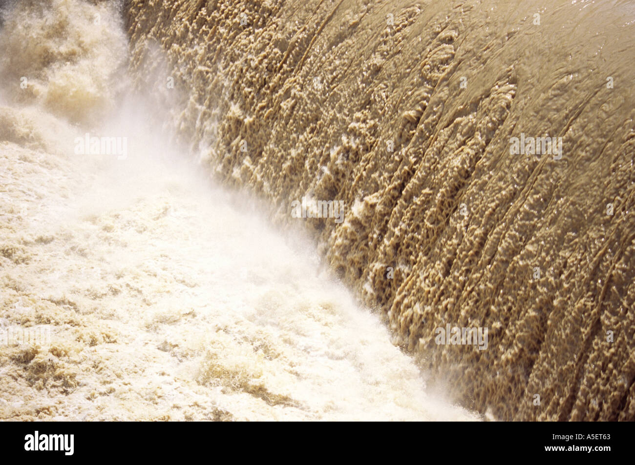 Geschwollen, verschmutzten Fluss während eines Taifuns. Shiiba, Kyushu, Japan. Stockfoto