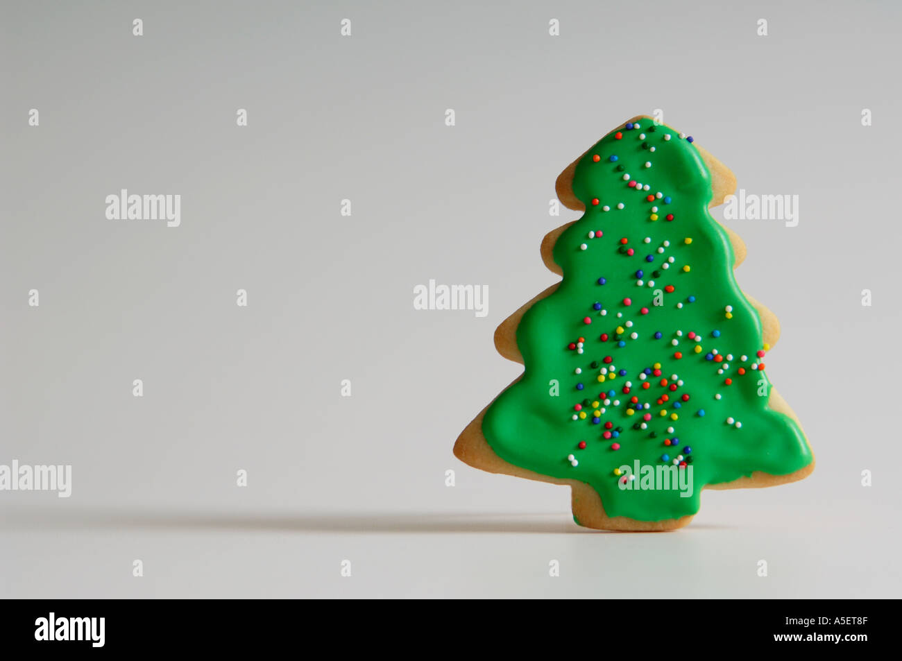 Dekorierten Weihnachtsbaum geformt cookie Stockfoto