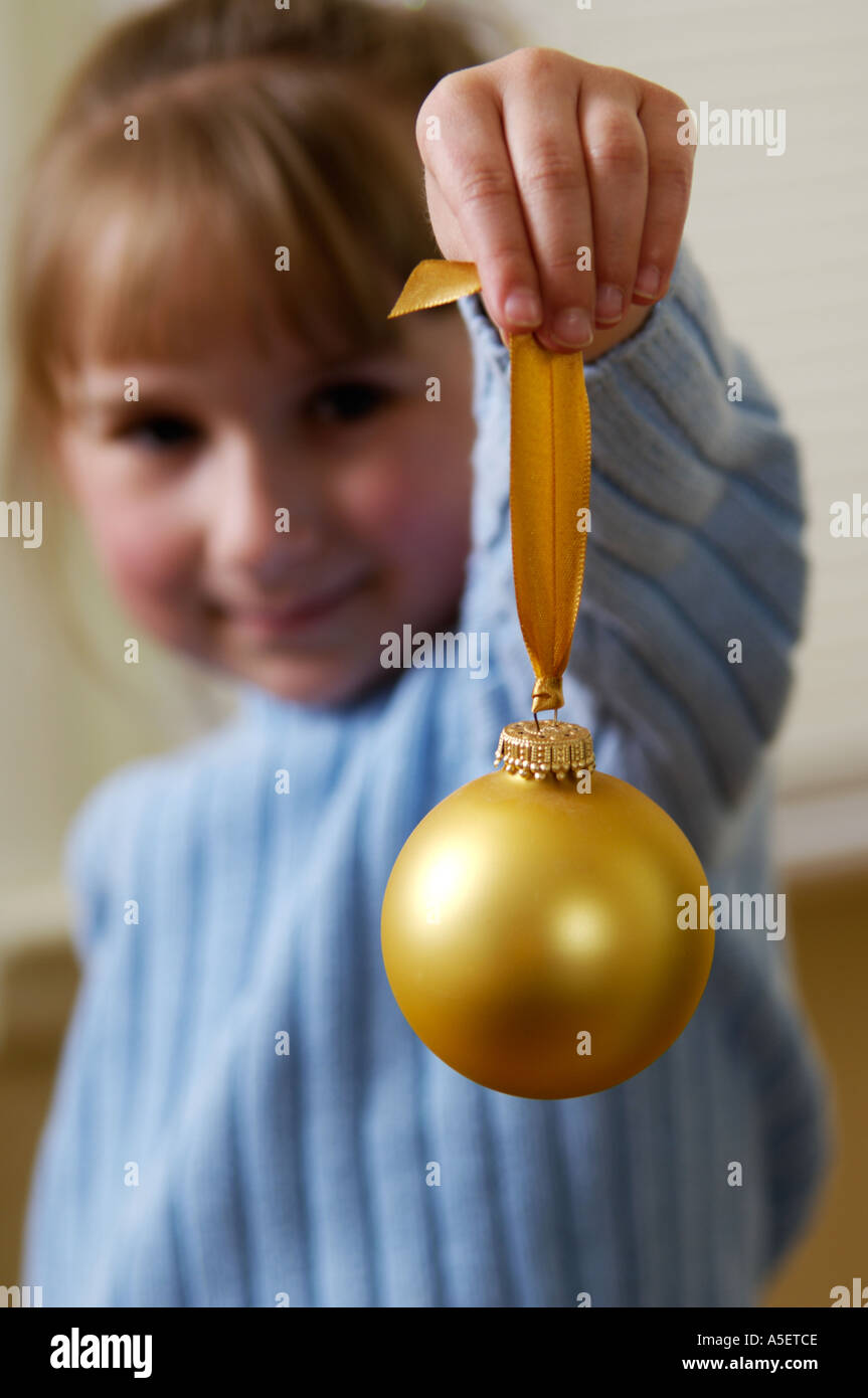 Mädchen halten gold Christbaumkugel Stockfoto