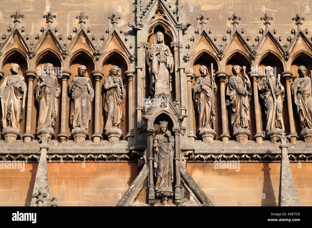 Detail der Erleichterung auf Kathedrale Notre-Dame und Str. Philip Howard Arundel katholische Kathedrale Sussex England Stockfoto