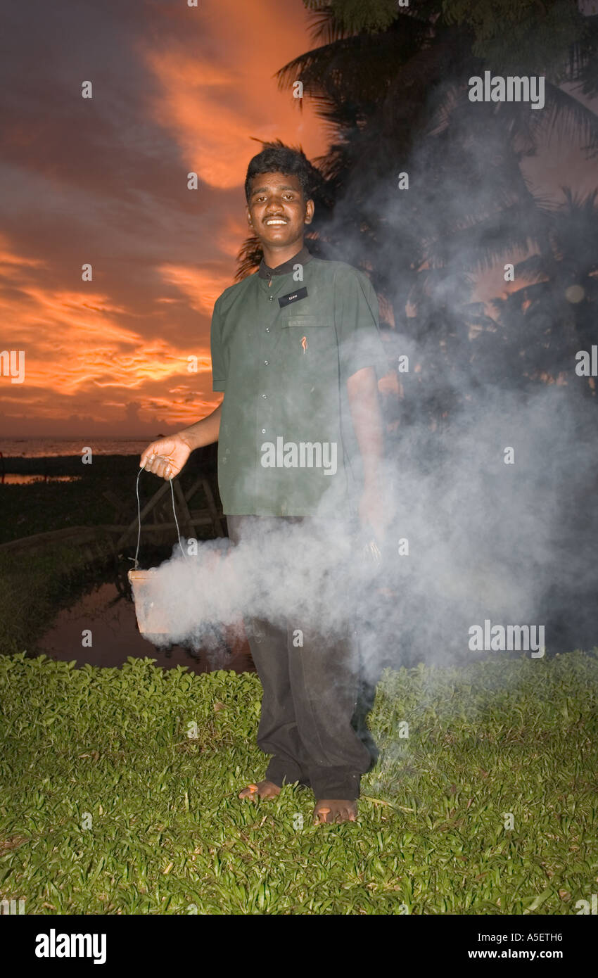 Indischer Mann mit Rauchen Topf, um Insekten zu vertreiben Stockfoto