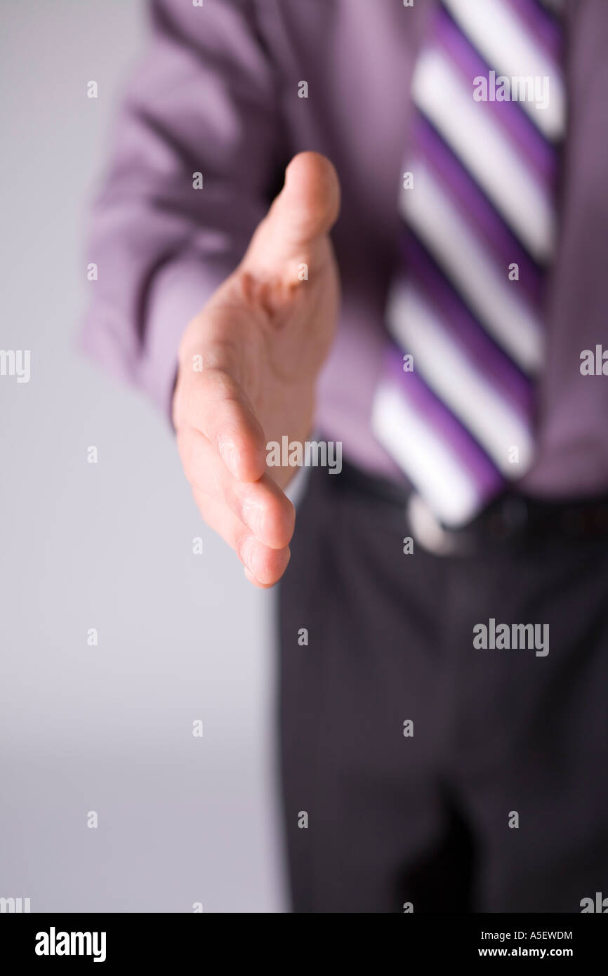 Schaffen der Mann seine Hand zu schütteln, Fokus auf den Fingern Rest des Körpers unfocus Stockfoto