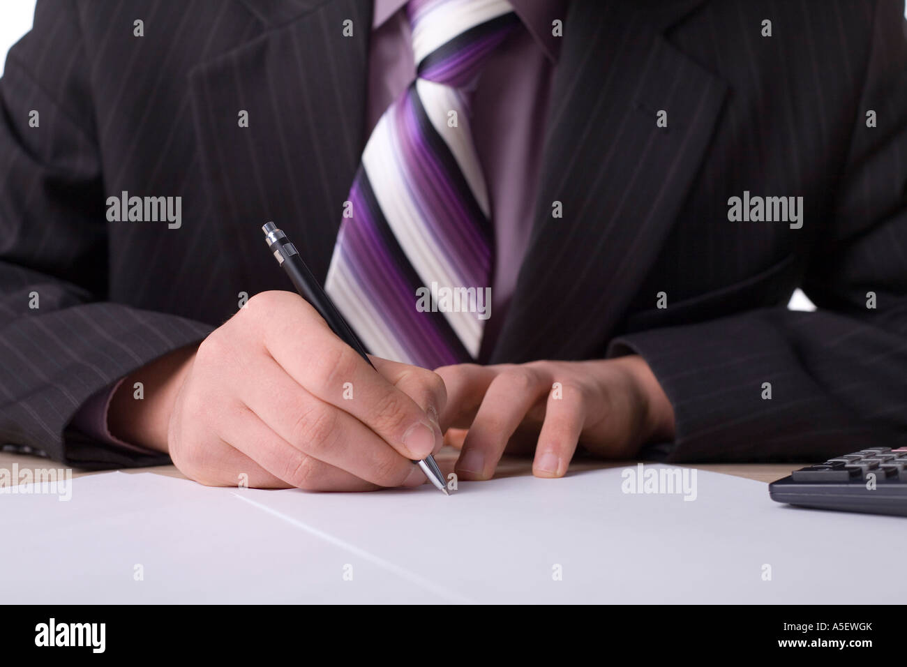 Geschäftsmann am Schreibtisch mit Unterzeichnung Stockfoto