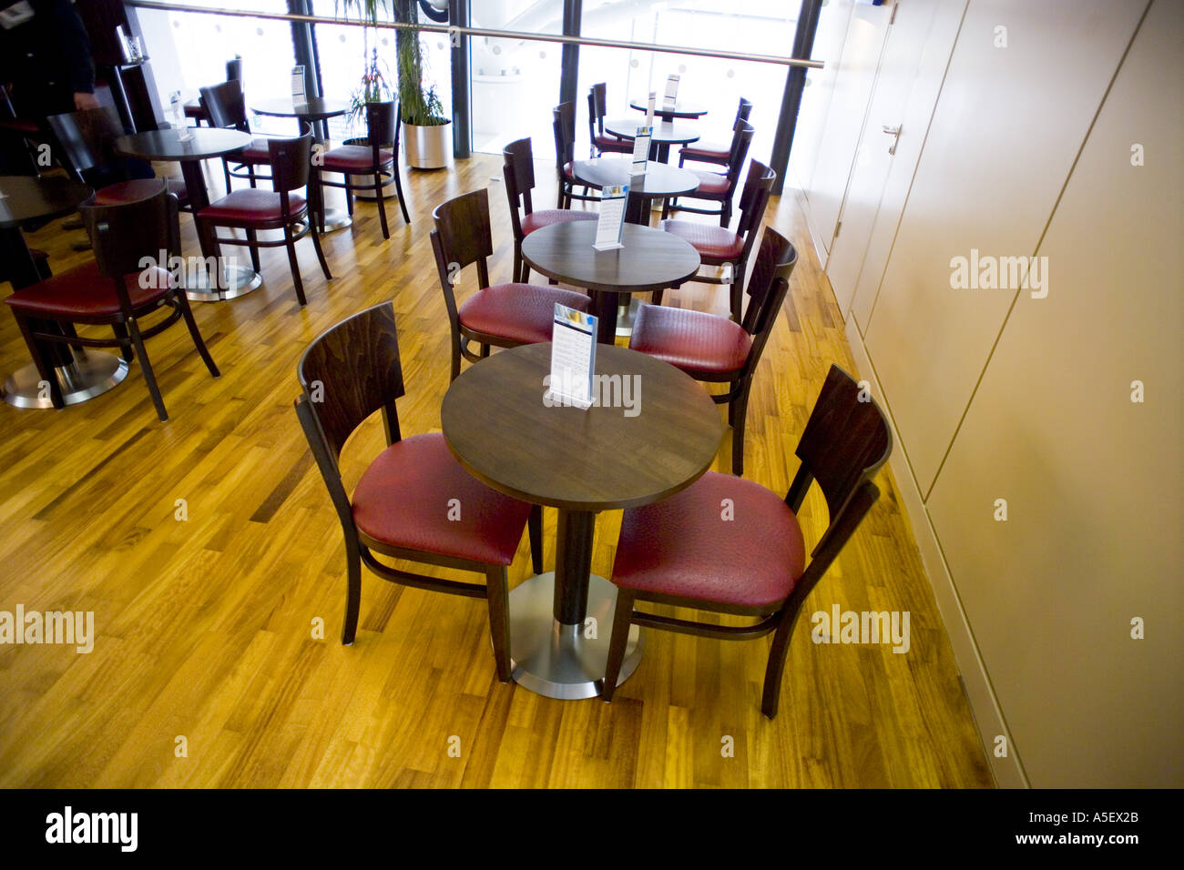 UK STÜHLE UND TISCHE IM CAFE INNEN BRISTOL FLUGHAFEN Stockfoto