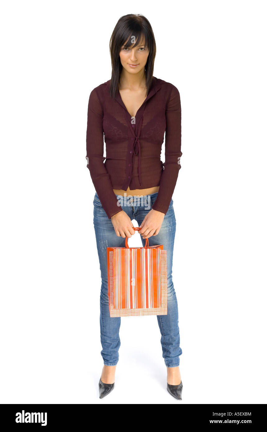 Junge Frau beim Einkaufen Papier Taschen Ganzkörper isoliert auf weiss im studio Stockfoto