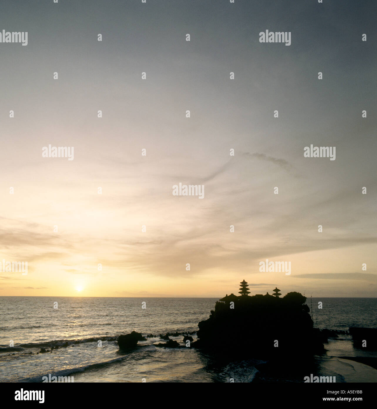 Tempel von Tana Lot bei Sonnenuntergang, Bali, Indonesien Stockfoto