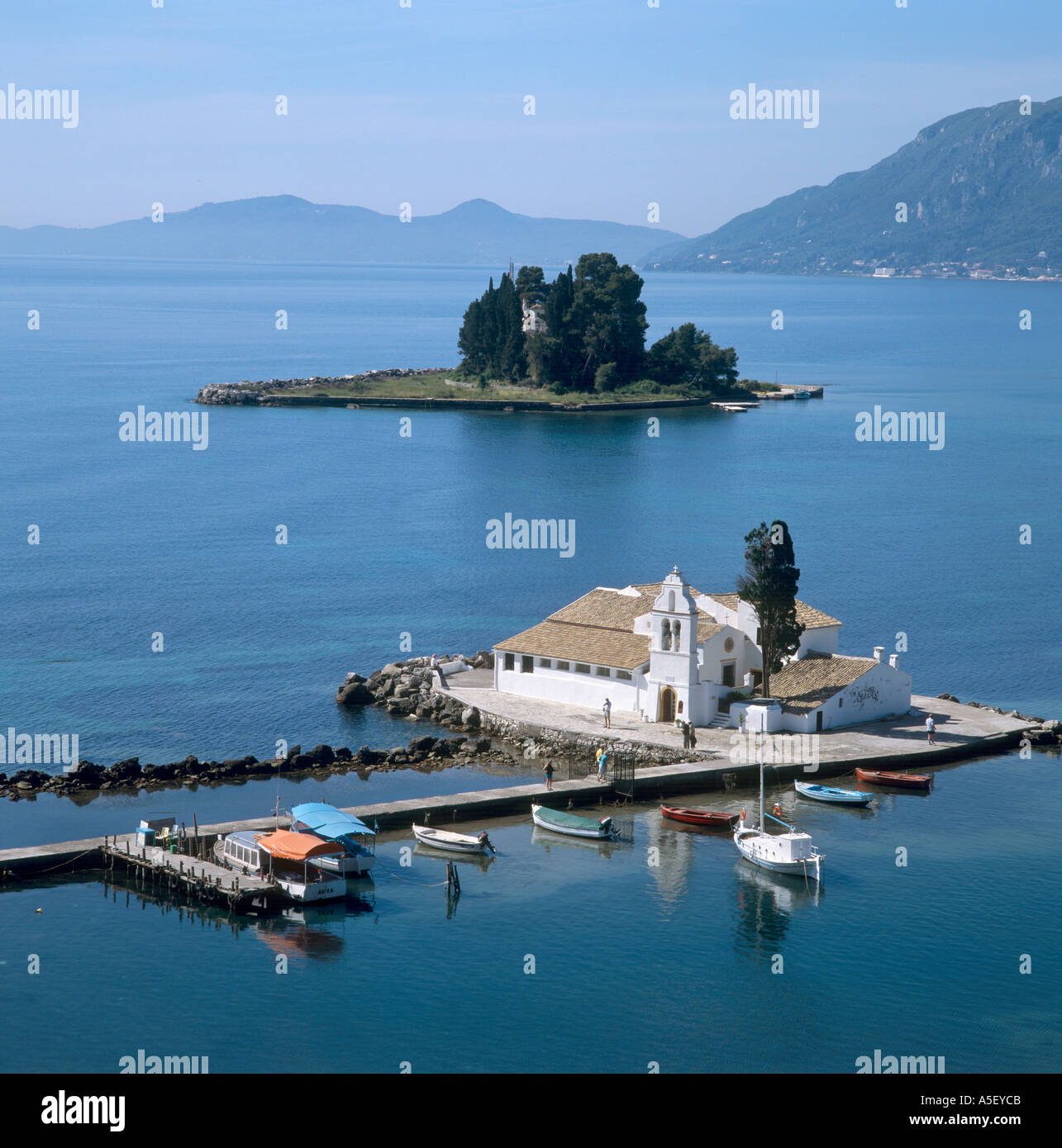 Corfu. Kloster der Vlakherna mit Maus-Insel (Pontikonisi) hinter Kanoni, Korfu (Kerkyra), Ionische Inseln, Griechenland Stockfoto