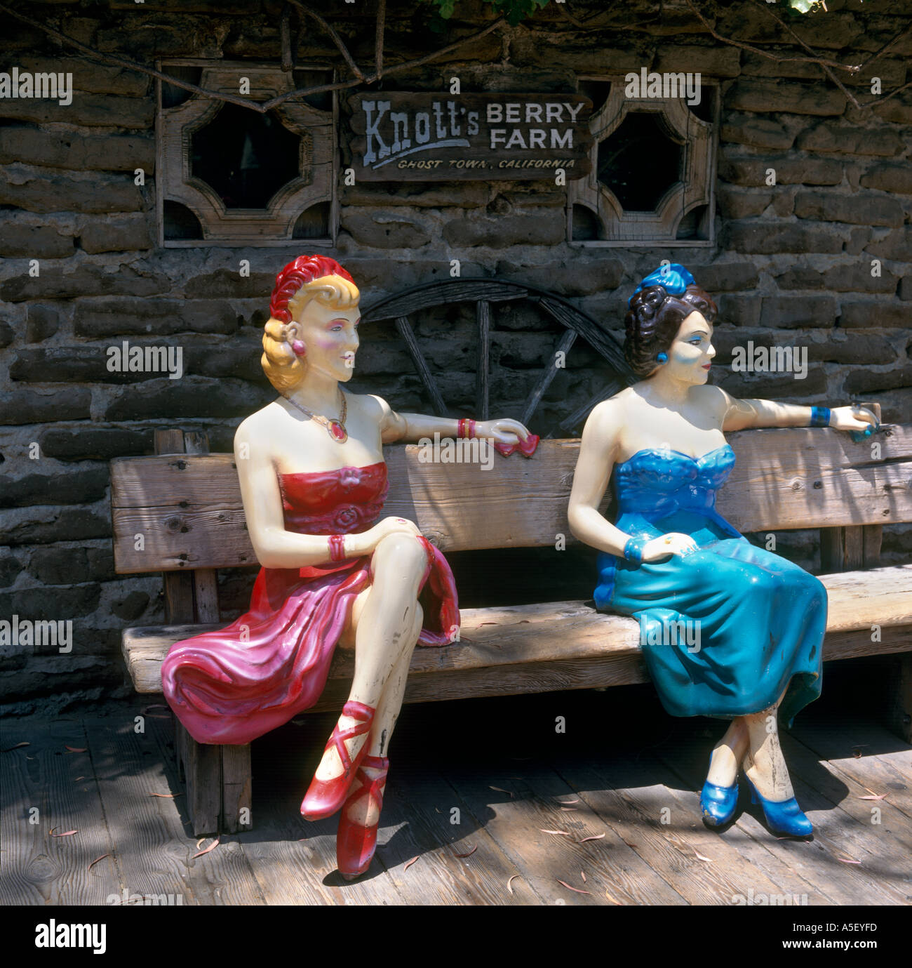 Bemalte Figuren der zwei Frauen, Geisterstadt, Knotts Berry Farm, Buena Park, Kalifornien, USA Stockfoto