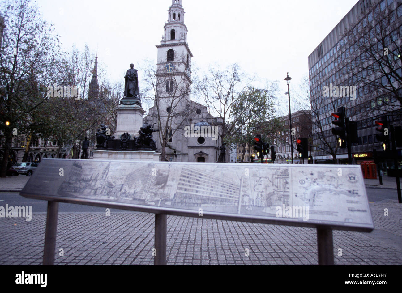 Gladstone Denkmal mit der St Clement Danes Kirche im Hintergrund Stockfoto