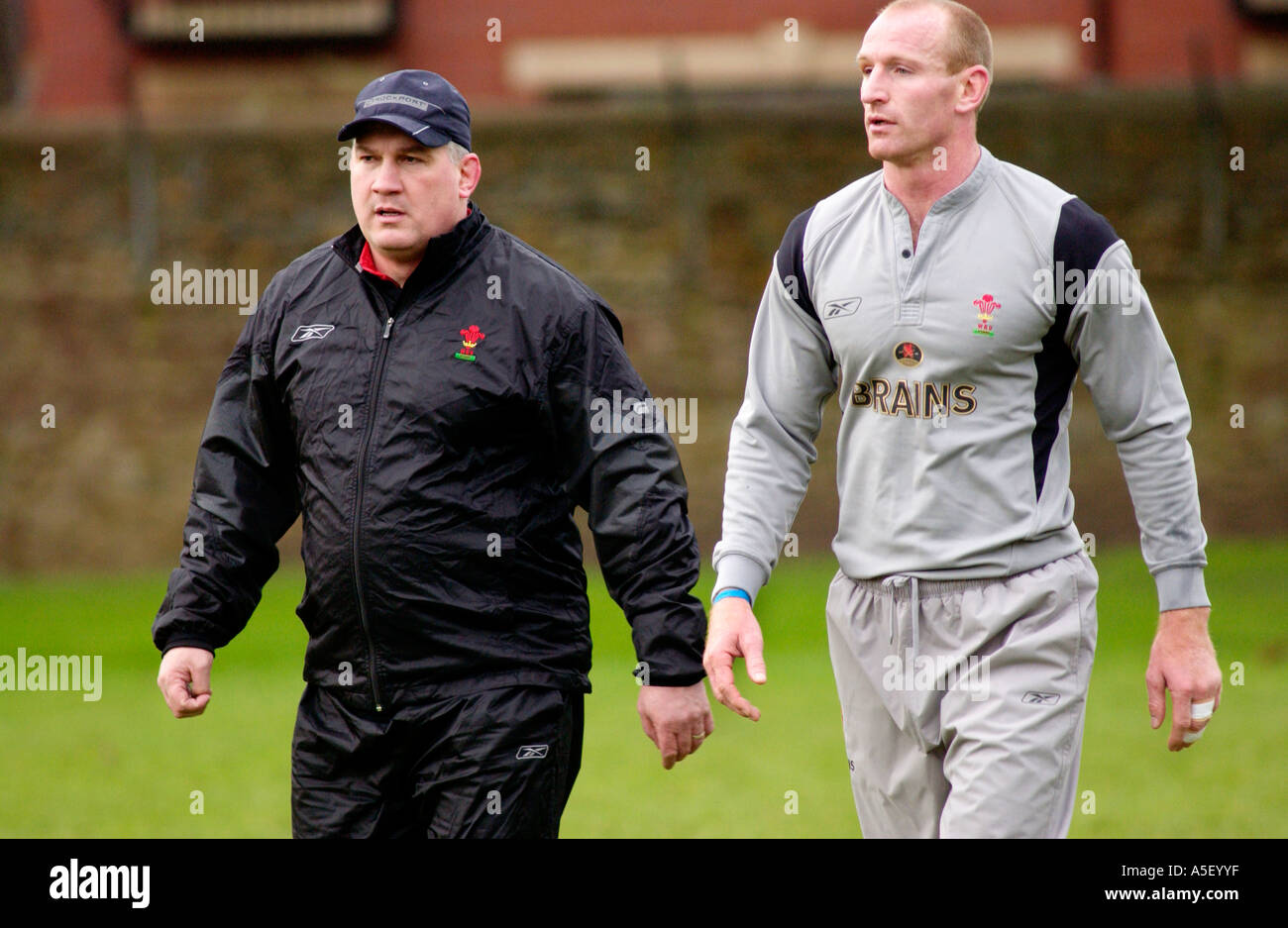 Wales Rugby-Trainer Mike Ruddock bei Team-Kapitän Gareth Thomas Training bei Sophia Gärten Cardiff South Wales UK Stockfoto