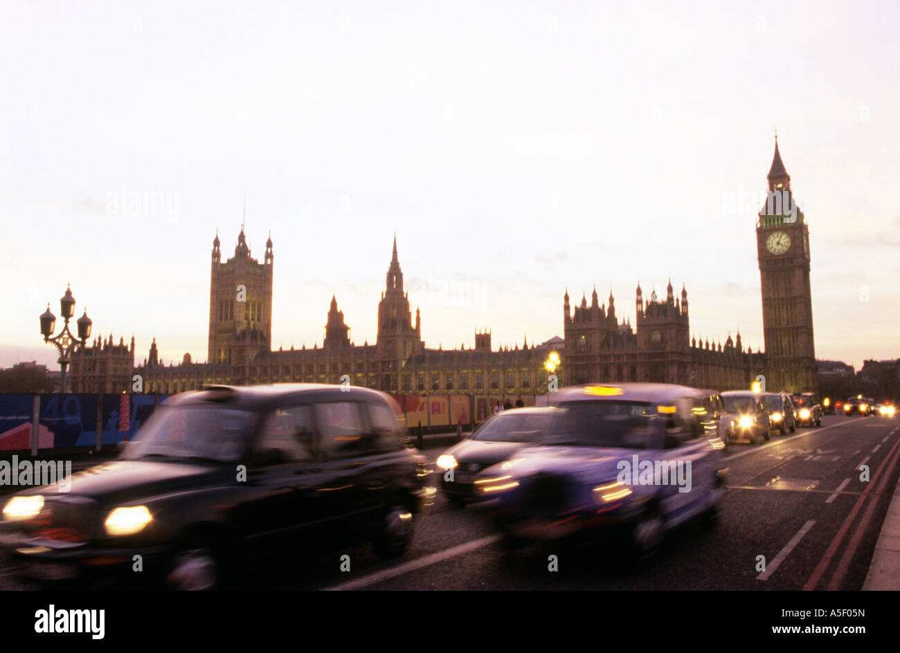 Der Verkehr auf Westminster Bridge mit Houses of Parliament im Hintergrund Stockfoto