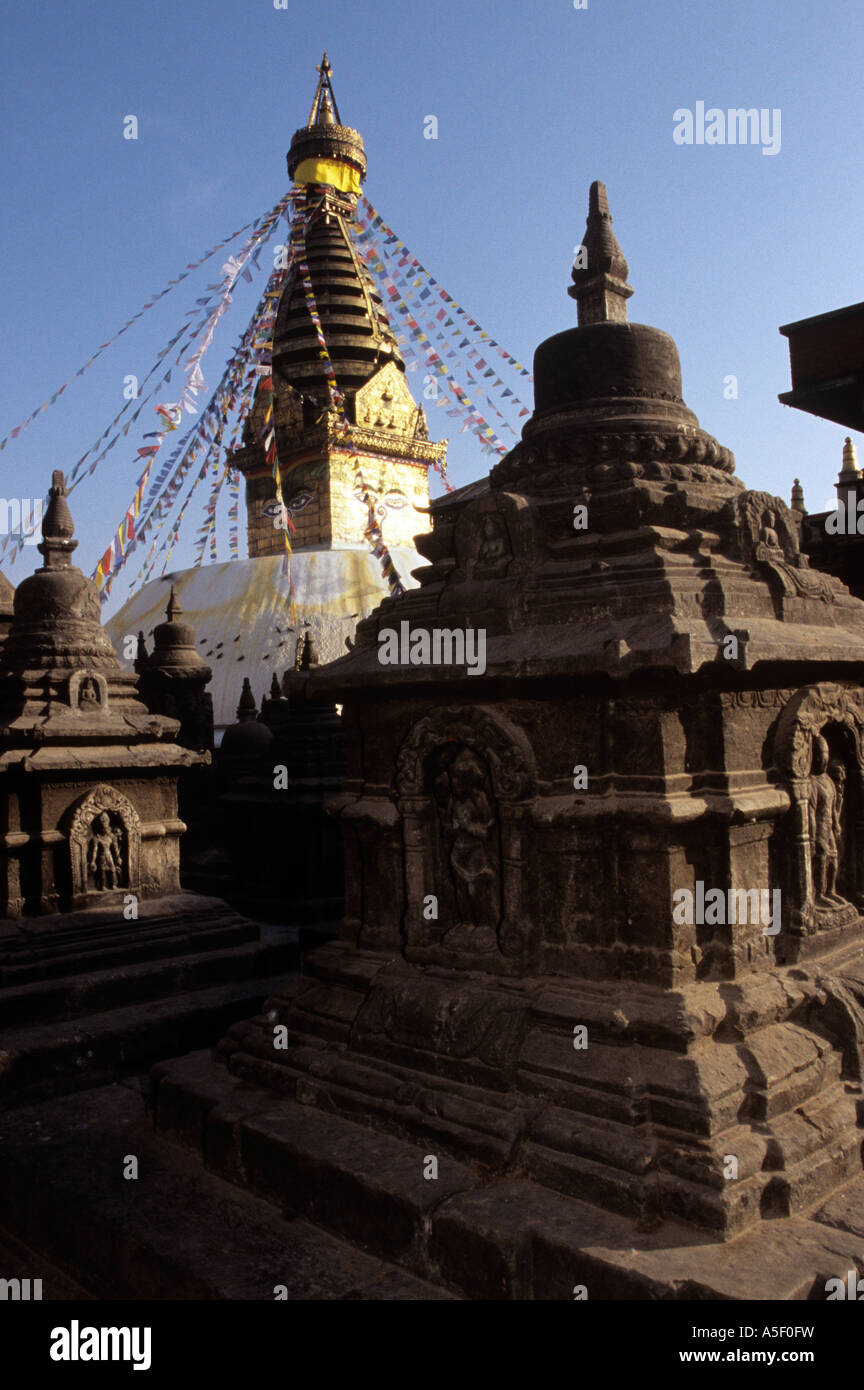 Hinduistischen und buddhistischen Schreine umkreisen Swayambunath Stupa, Kathmandu, Nepal Stockfoto