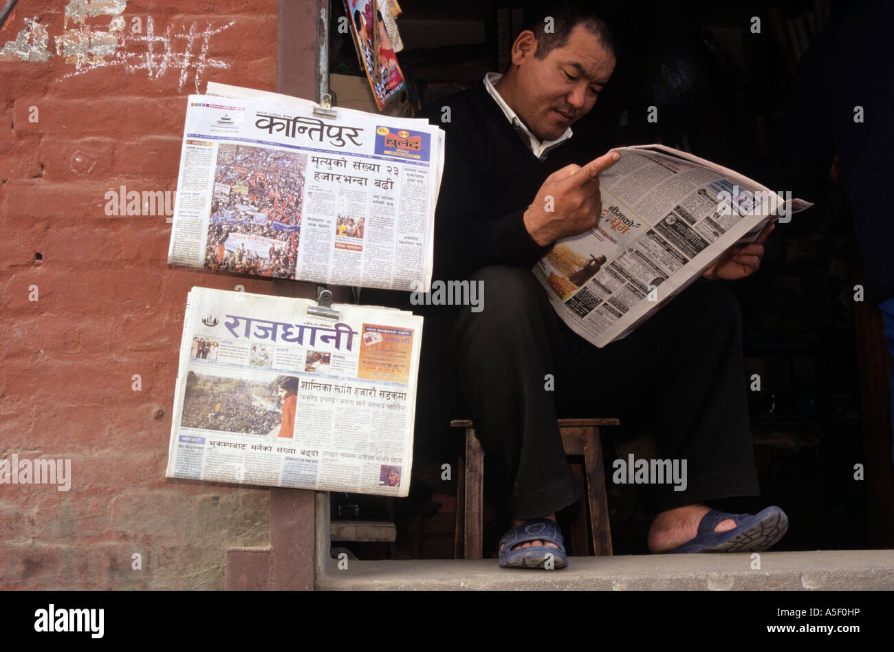 Mann lesen Zeitung am Kiosk, Kathmandu, Nepal Stockfoto