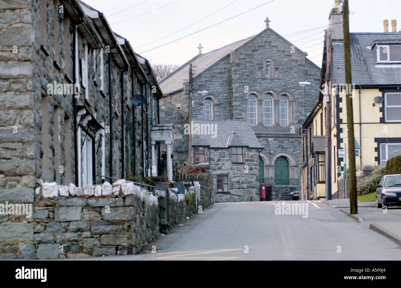 Gesamtansicht der Trawsfynydd Gwynedd North Wales UK zeigt Reihenhäuser und Kapelle Stockfoto Gesamtansicht der Trawsfynydd Gwynedd North Wales UK zeigt Reihenhäuser und Kapelle Stockfoto