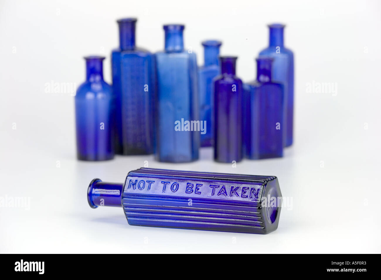 Blau Antik vergiften Glasflasche mit "nicht zu genommen" Warnzeichen Stockfoto