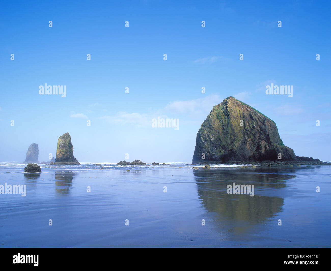 Haystack Rock und The Needles bei Sonnenaufgang Cannon Beach, Oregon USA Stockfoto