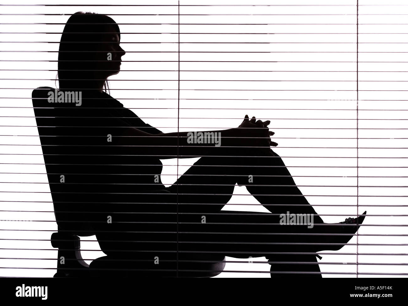 isoliert auf weiße Silhouette der Frau sitzt im Büro blind Stockfoto