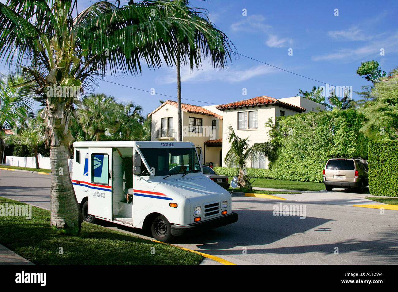 US-Mail-Dienst liefert Auto Fahrzeugtransport Mailbox Briefkasten Briefkasten postalischen Korrespondenz Versand Lieferung rote Fahne Stockfoto