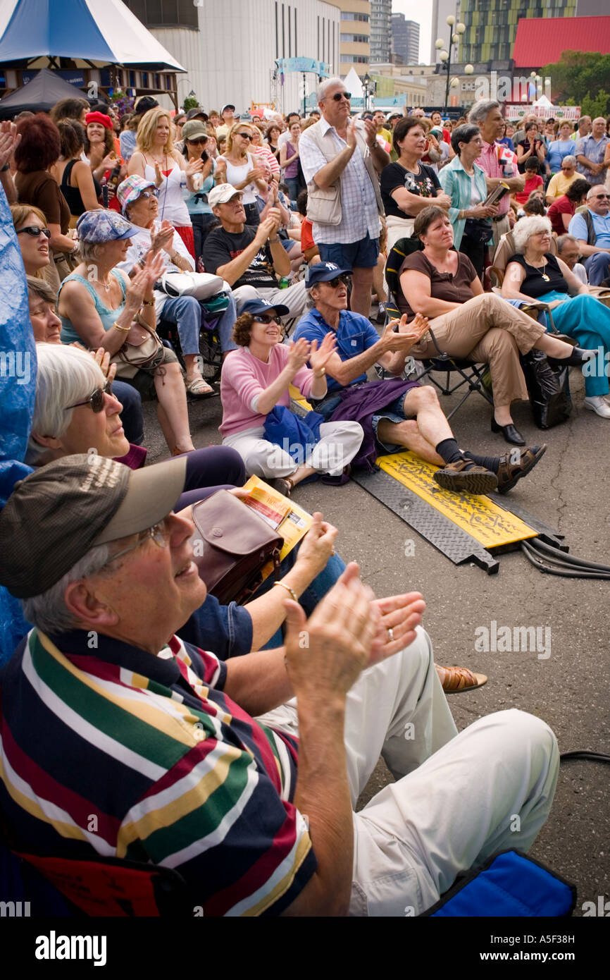 Eine kleine Gruppe von Jazzfans klatscht in die Hände während einer Aufführung auf der äußeren Bühne auf dem Montreal Jazz Festival. Stockfoto