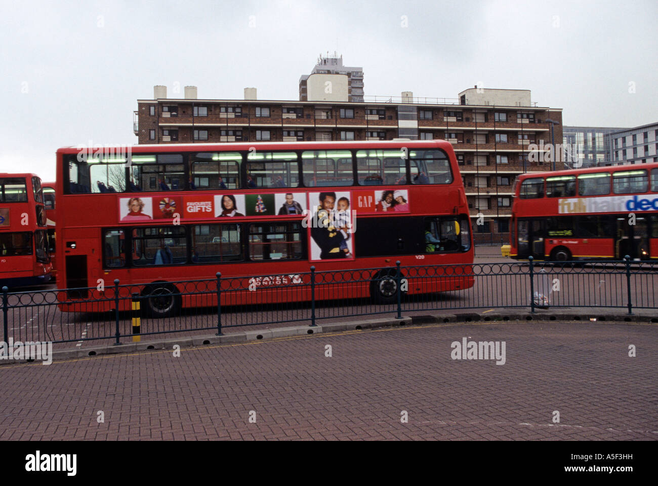 Die typischen roten Londoner Doppeldecker auf Peckham Road, London, England, UK geparkt Stockfoto