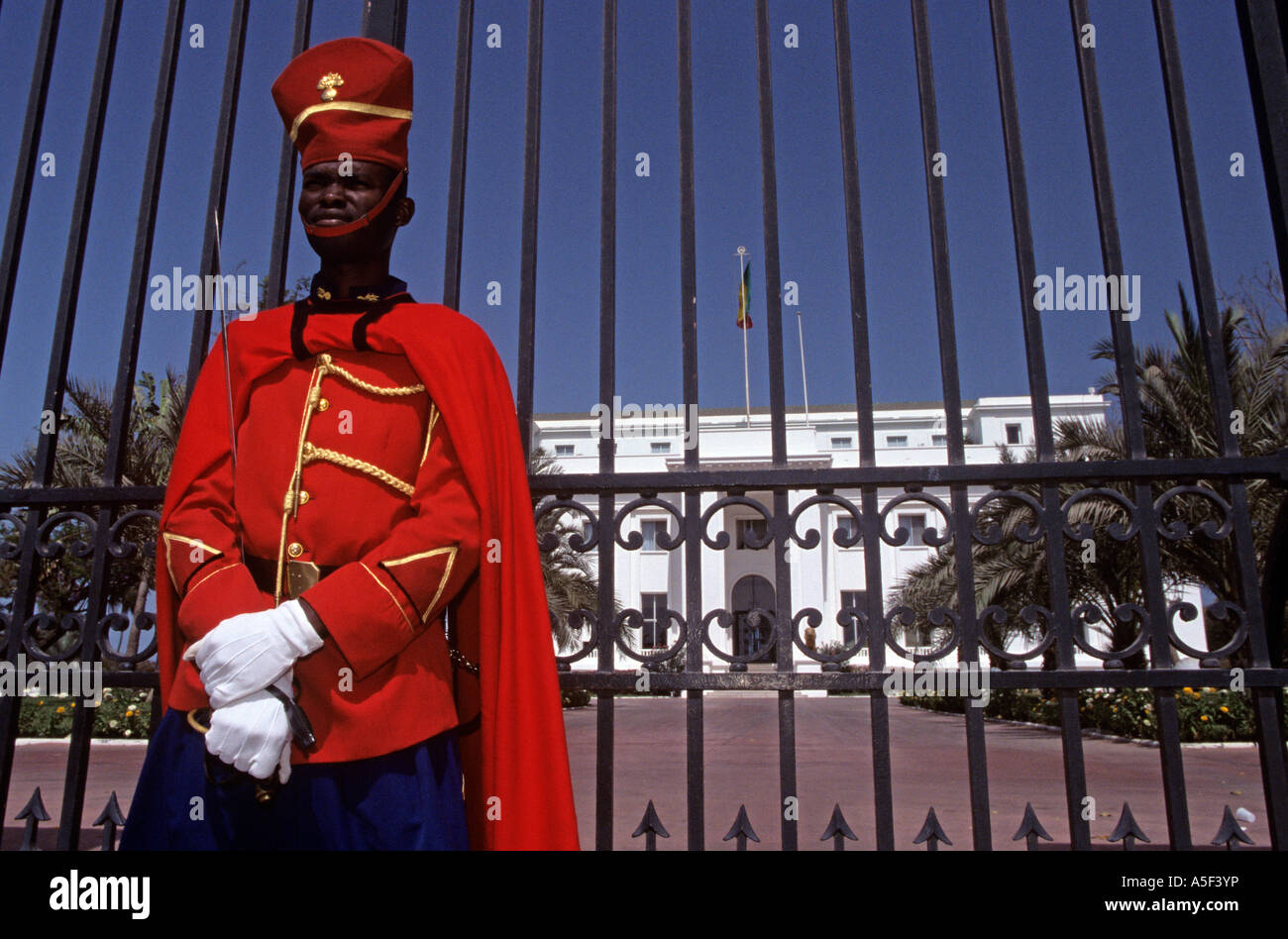 Ein Soldat steht Wache vor dem Präsidenten s Palace in Dakar-Senegal Stockfoto