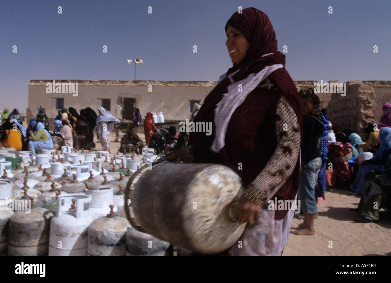 Menschen aus dem saharauischen Flüchtlingslager in Tindouf westlichen Algerien Gasflaschen einsammeln Stockfoto