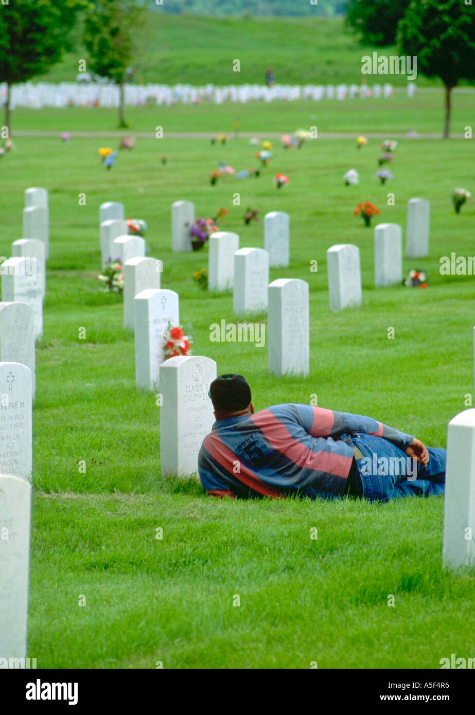 Mann Alter 40 ruhen durch Markierung am Memorial Day in Fort Snelling Militärfriedhof. Minneapolis Minnesota USA Stockfoto