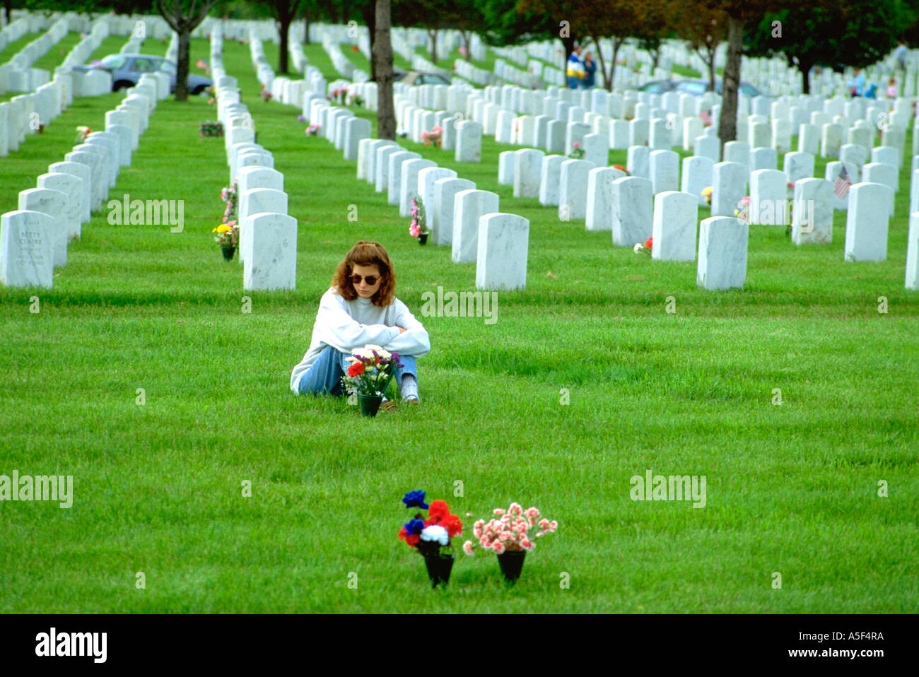 Frau sitzt nachdenklich in Fort Snelling Friedhof Alter 25. Minneapolis Minnesota USA Stockfoto