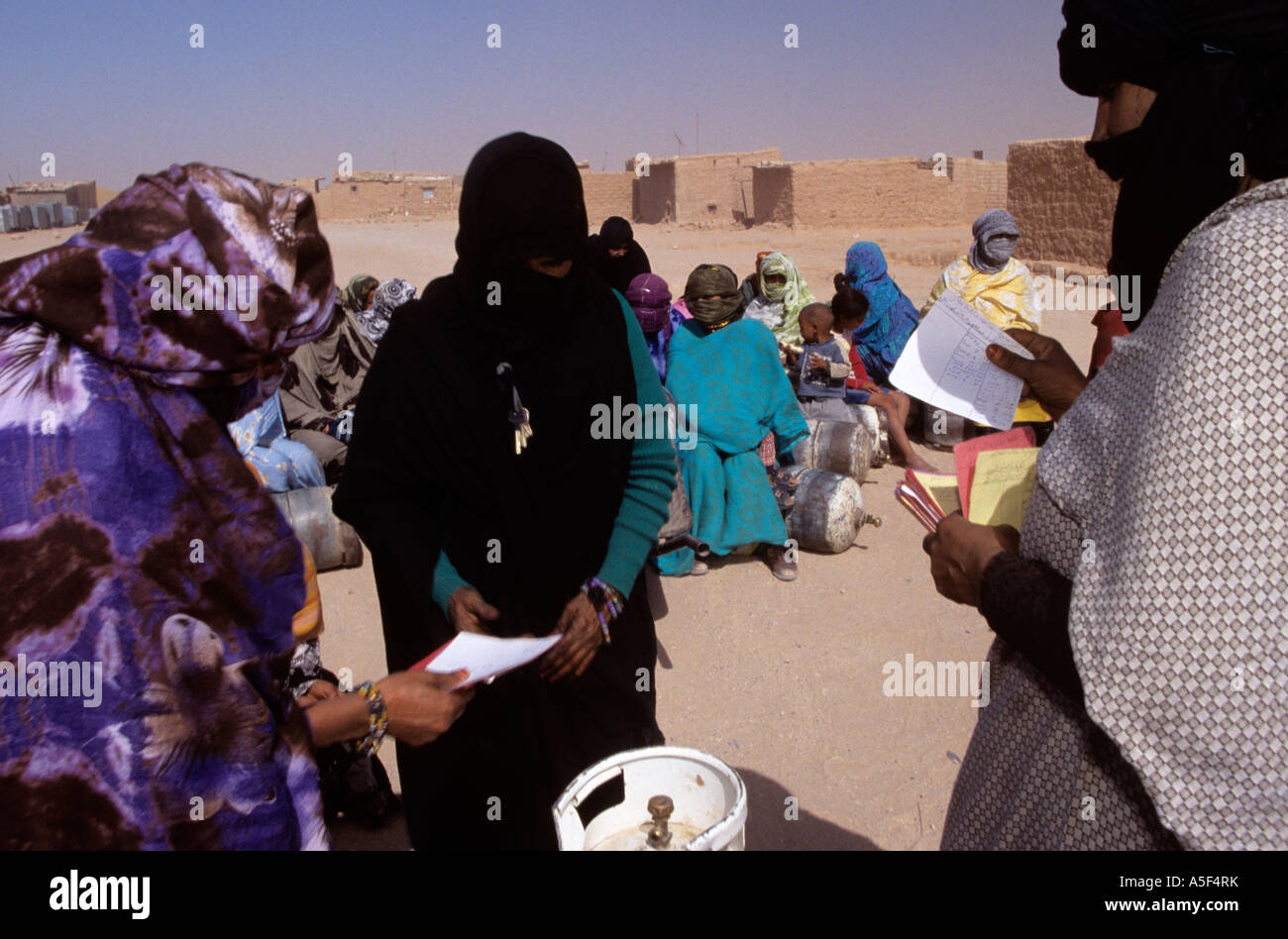 Saharauischen Flüchtlingen in Tindouf westlichen Algerien Gasflaschen einsammeln Stockfoto