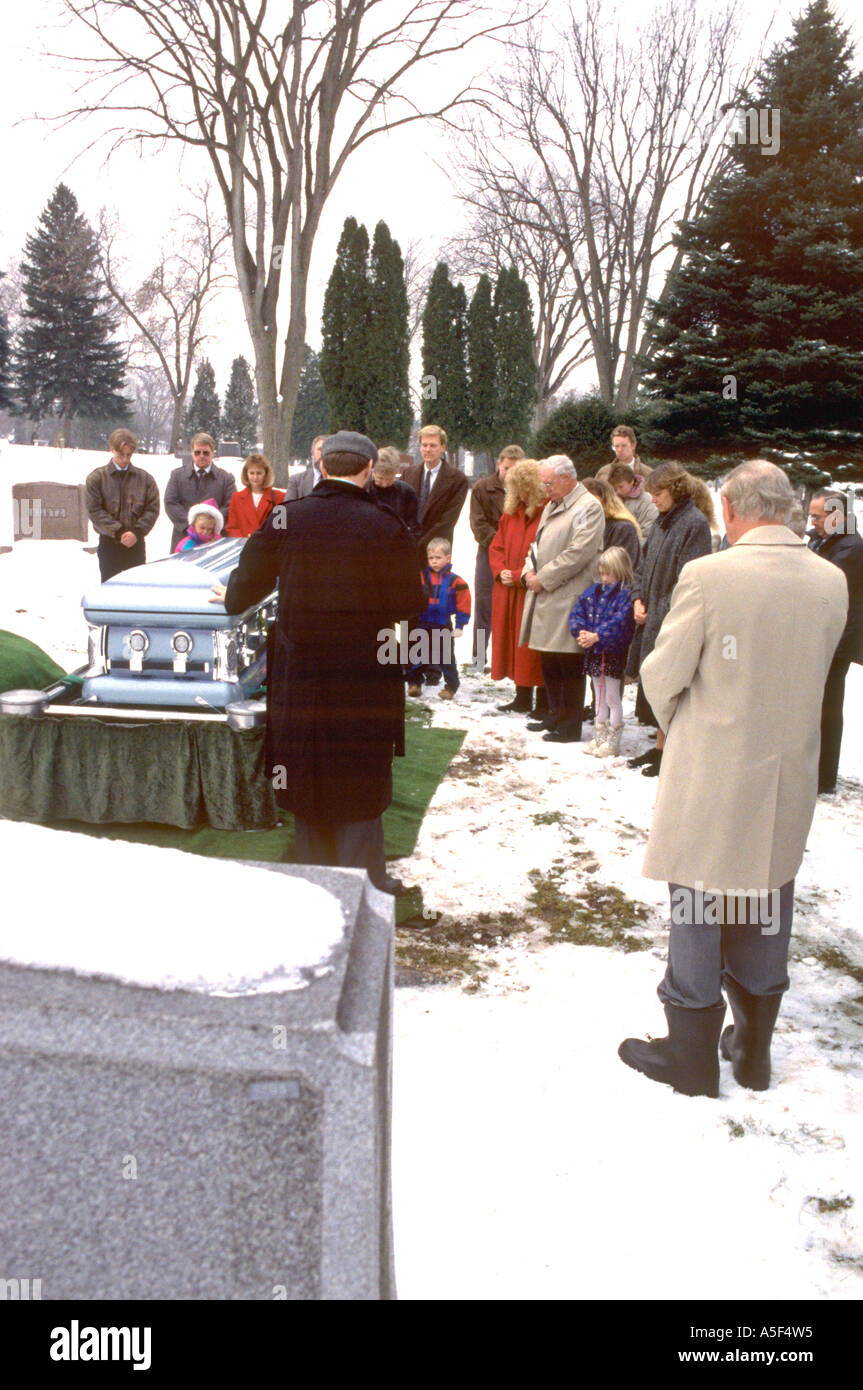 Familie, die letzte Ehre erweisen, Urgroßmutter am Grab. Minneapolis Minnesota USA Stockfoto
