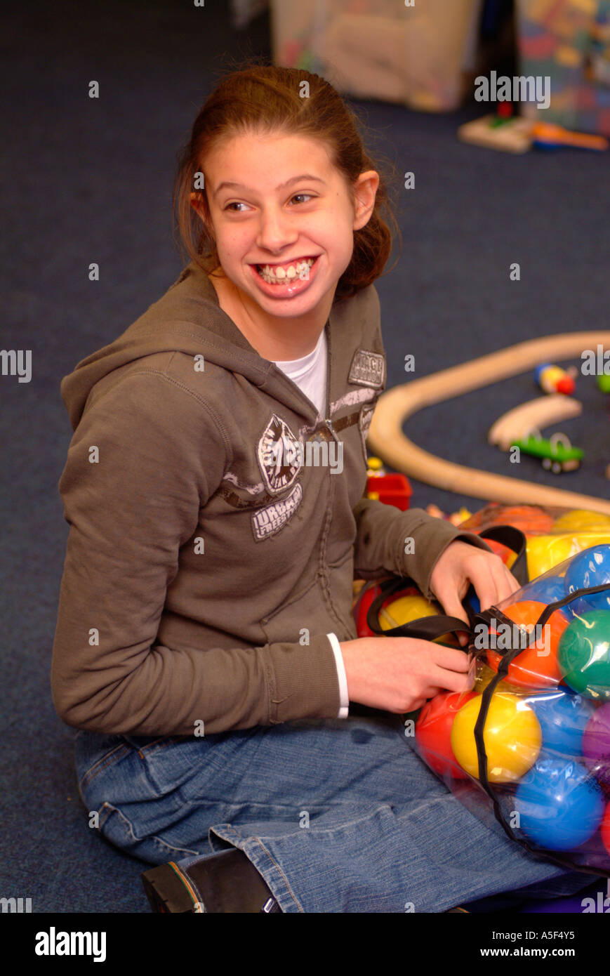 Youngster mit Lernschwierigkeiten in der Kinderkrippe, London, UK. Stockfoto