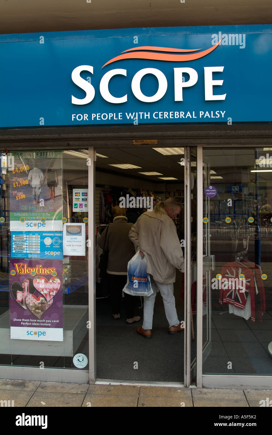 Fassade des Scope-Charity-Shop Blackburn, Lancashire UK Stockfoto