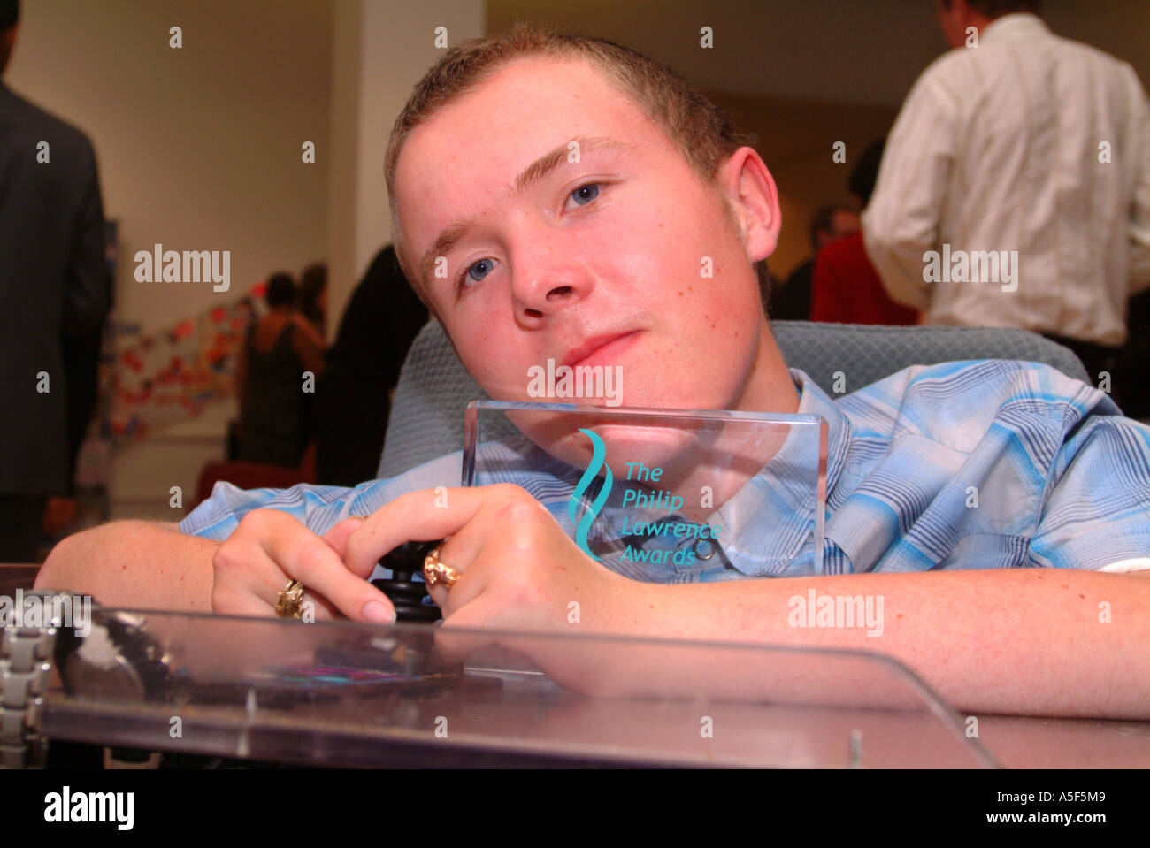 Junge behinderte junge im Rollstuhl, ein Empfänger von Philip Lawrence Awards 2005 London UK ist Stockfoto