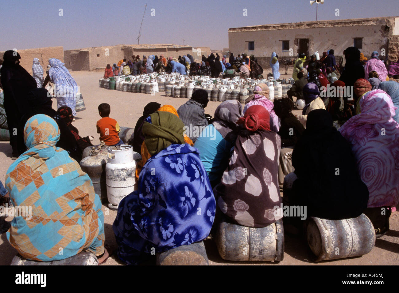 Saharauischen Flüchtlingen in Tindouf westlichen Algerien Gasflaschen einsammeln Stockfoto