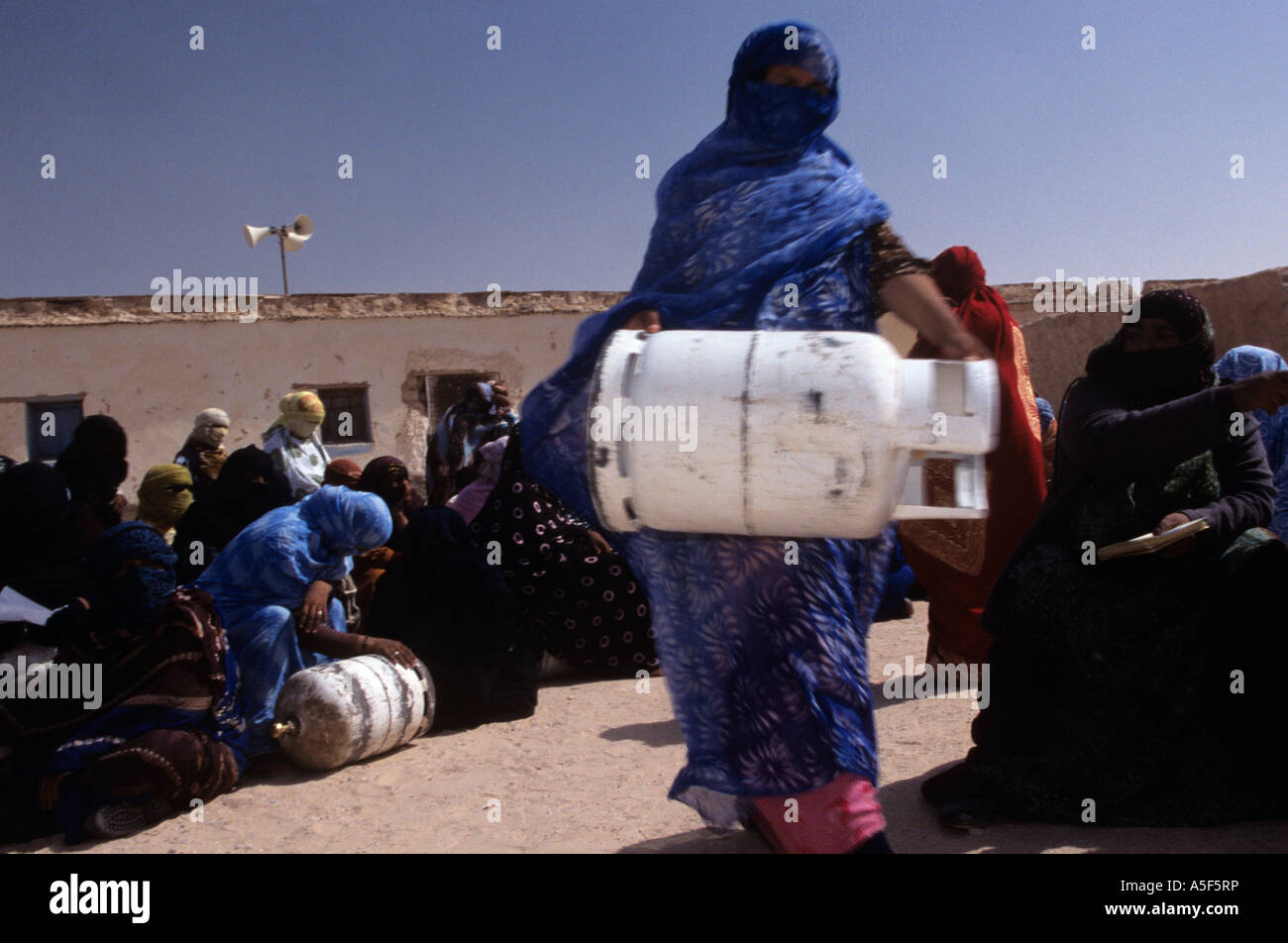 Saharauischen Flüchtling in Tindouf westlichen Algerien trägt eine Gasflasche Stockfoto
