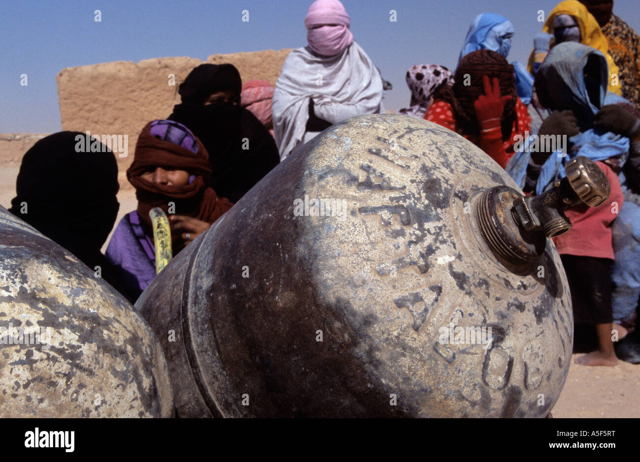 Saharauischen Flüchtlingen in Tindouf westlichen Algerien sammeln ihre Versorgung mit Brennstoffen Stockfoto