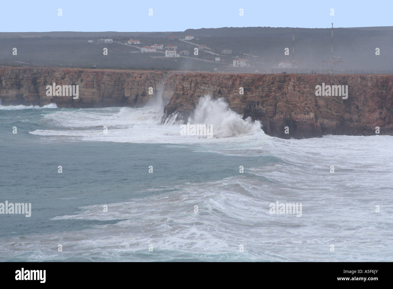 hohe Wellen bei Sagres Algarve Portugal Stockfoto