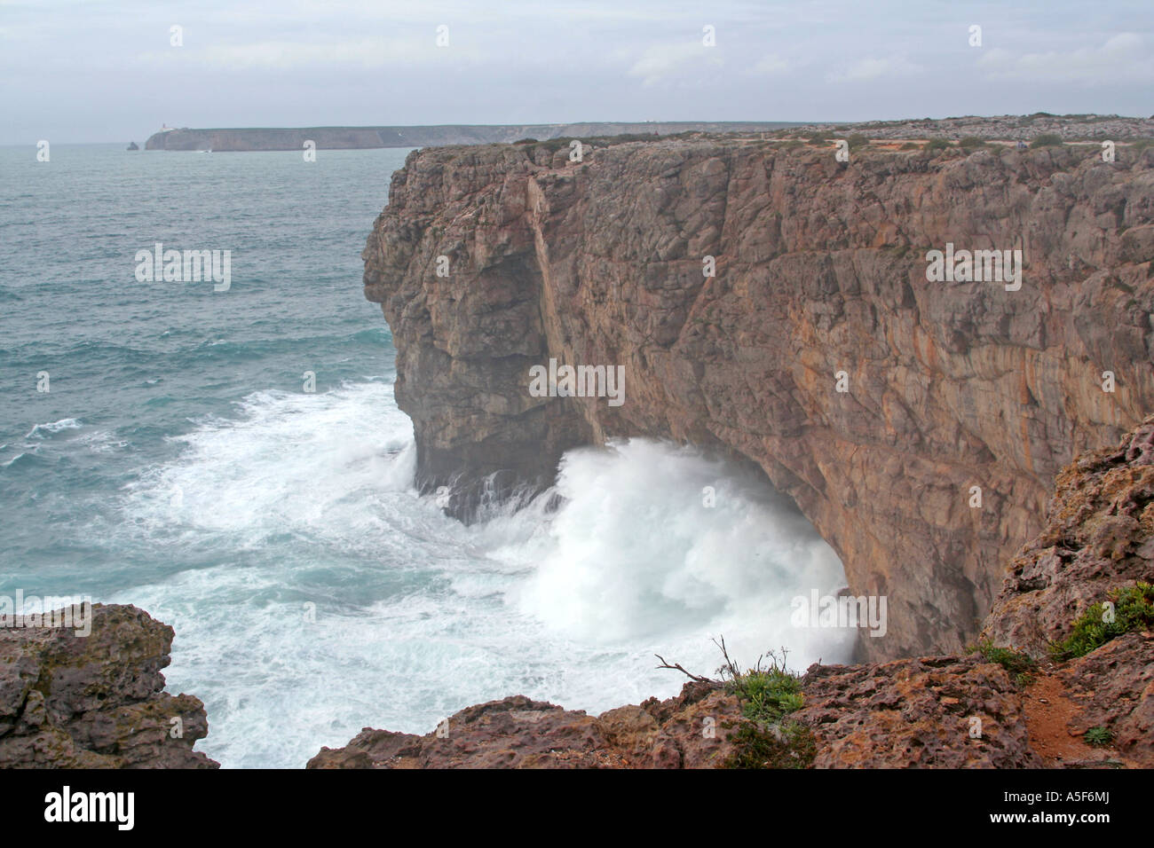 hohe Wellen durch eine Höhle bei Sagres Fortaleza Algarve Portugal Stockfoto