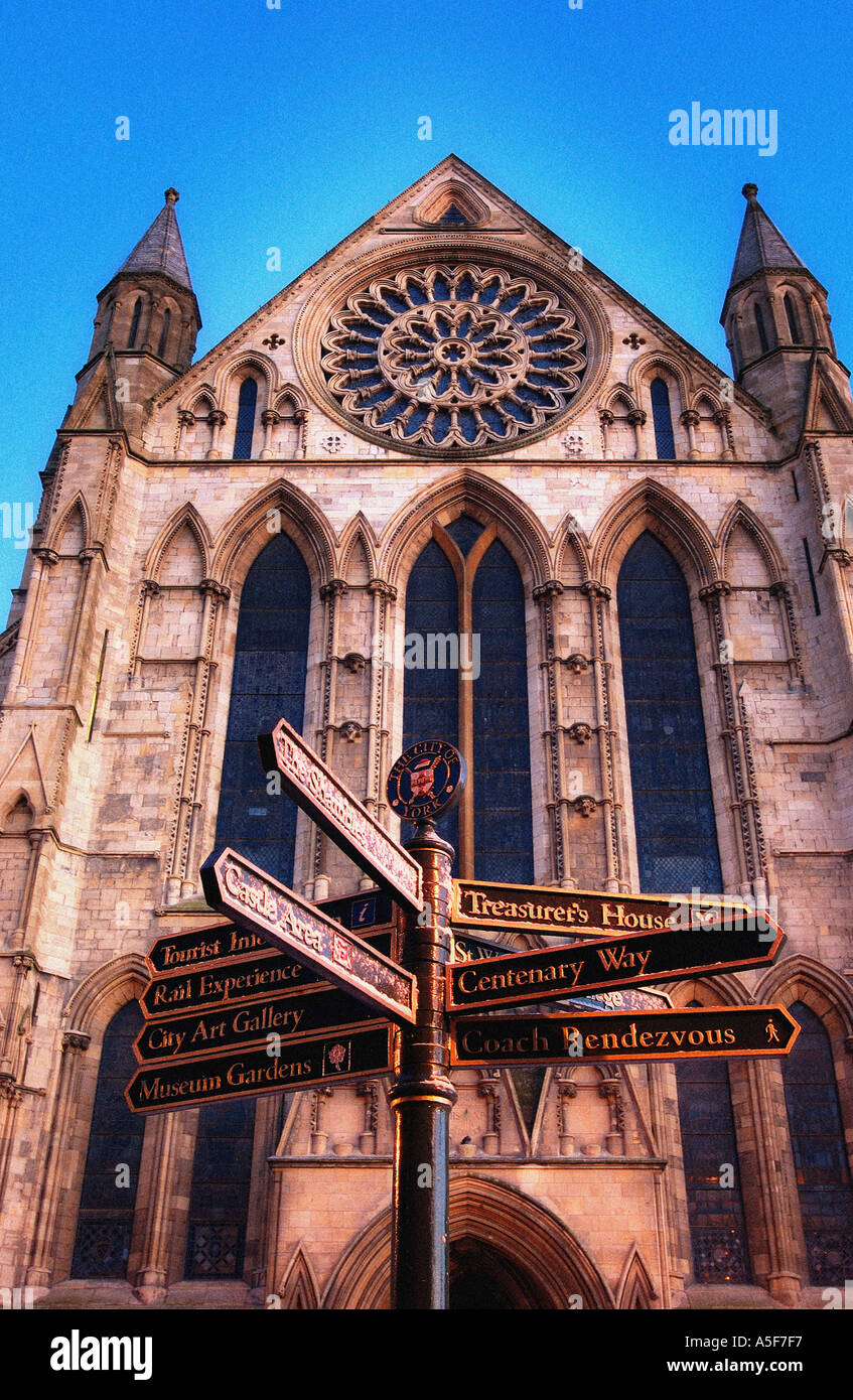 York Minster und Wegweiser North Yorkshire UK England Stockfoto