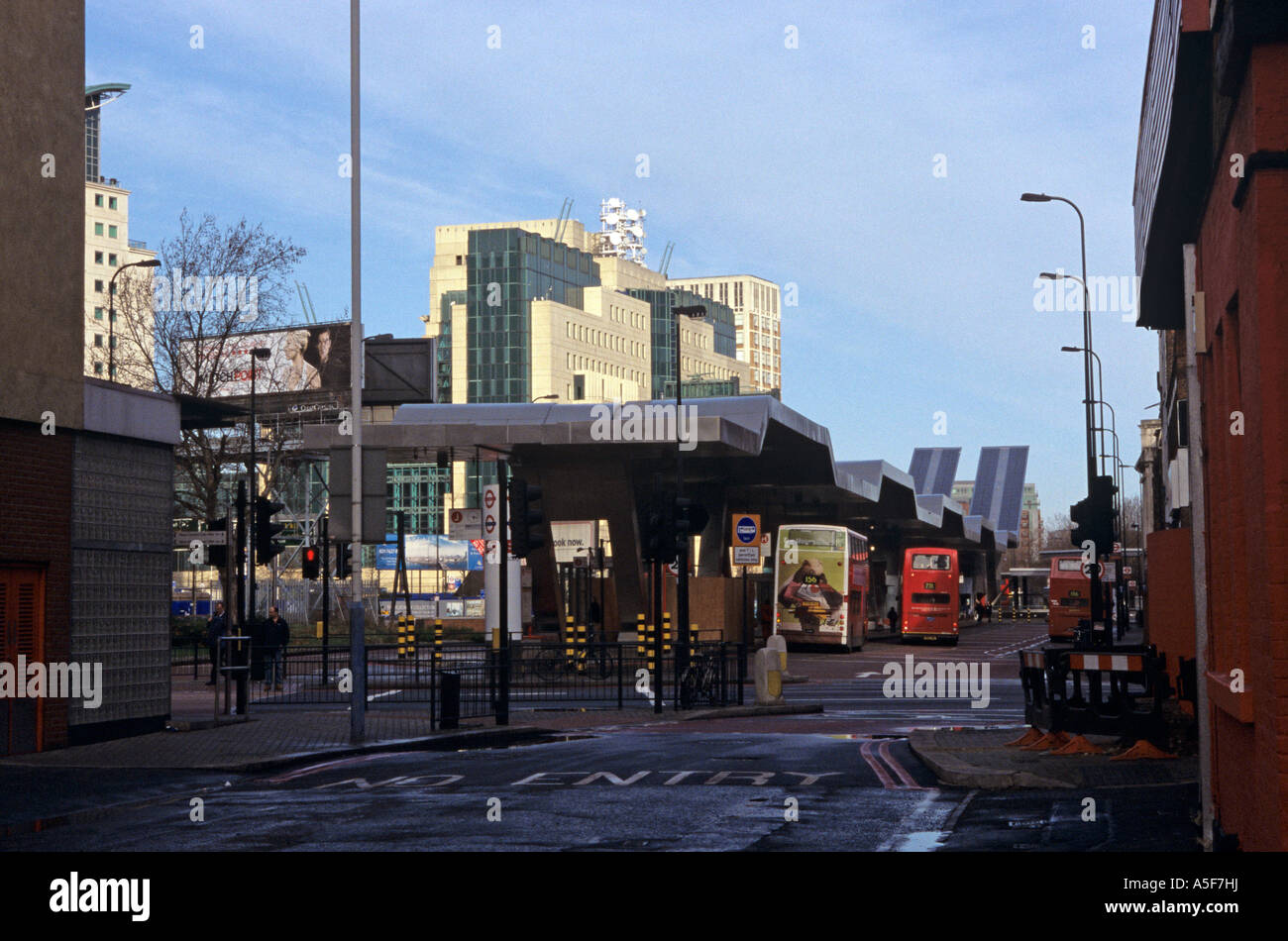 Ein Blick auf einen Busbahnhof in Vauxhall mit dem MI6 Hauptquartier in London im Hintergrund Stockfoto