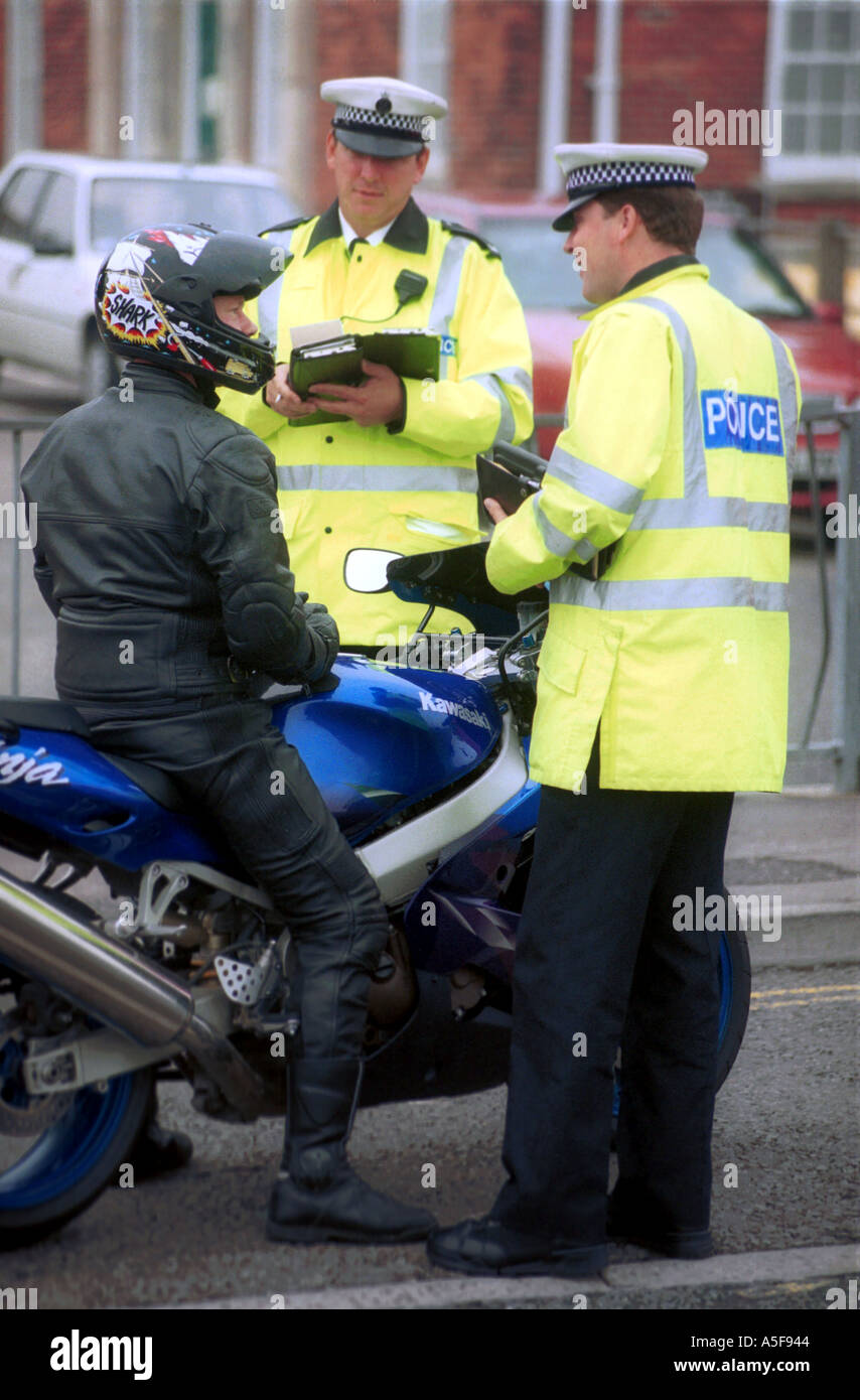 Verkehrspolizei mit einem Motorradfahrer Stockfoto